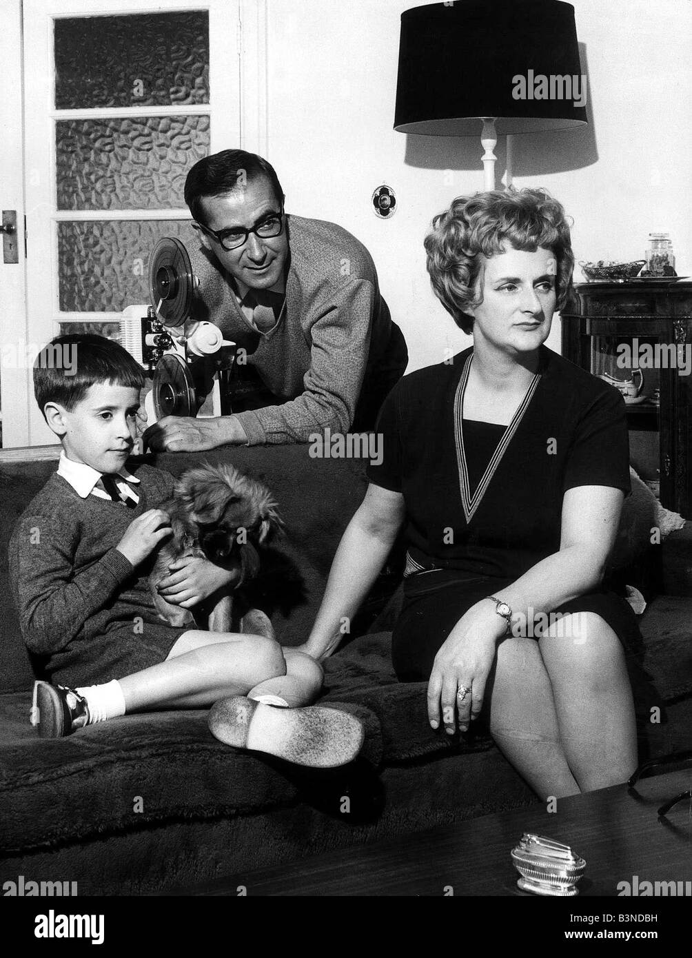 Shaw Taylor Juin 1963 présentatrice TV avec femme et son fils âgé de 8 ans Mirrorpix Richard Banque D'Images