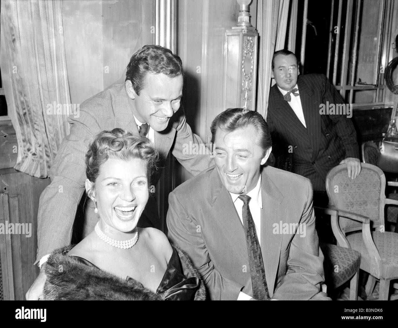L'acteur Robert Mitchum à accueil presse à Dorchester Jack Lemmon Juillet 1956 Banque D'Images