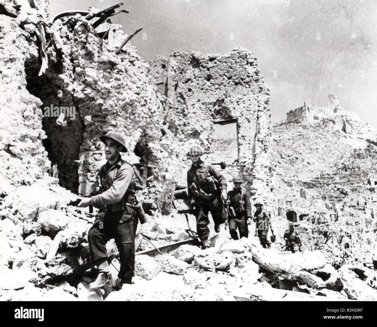 Bataille de Monte Cassino - 1944 soldats britanniques y prendre chemin à travers les ruines après la capitulation allemande Banque D'Images