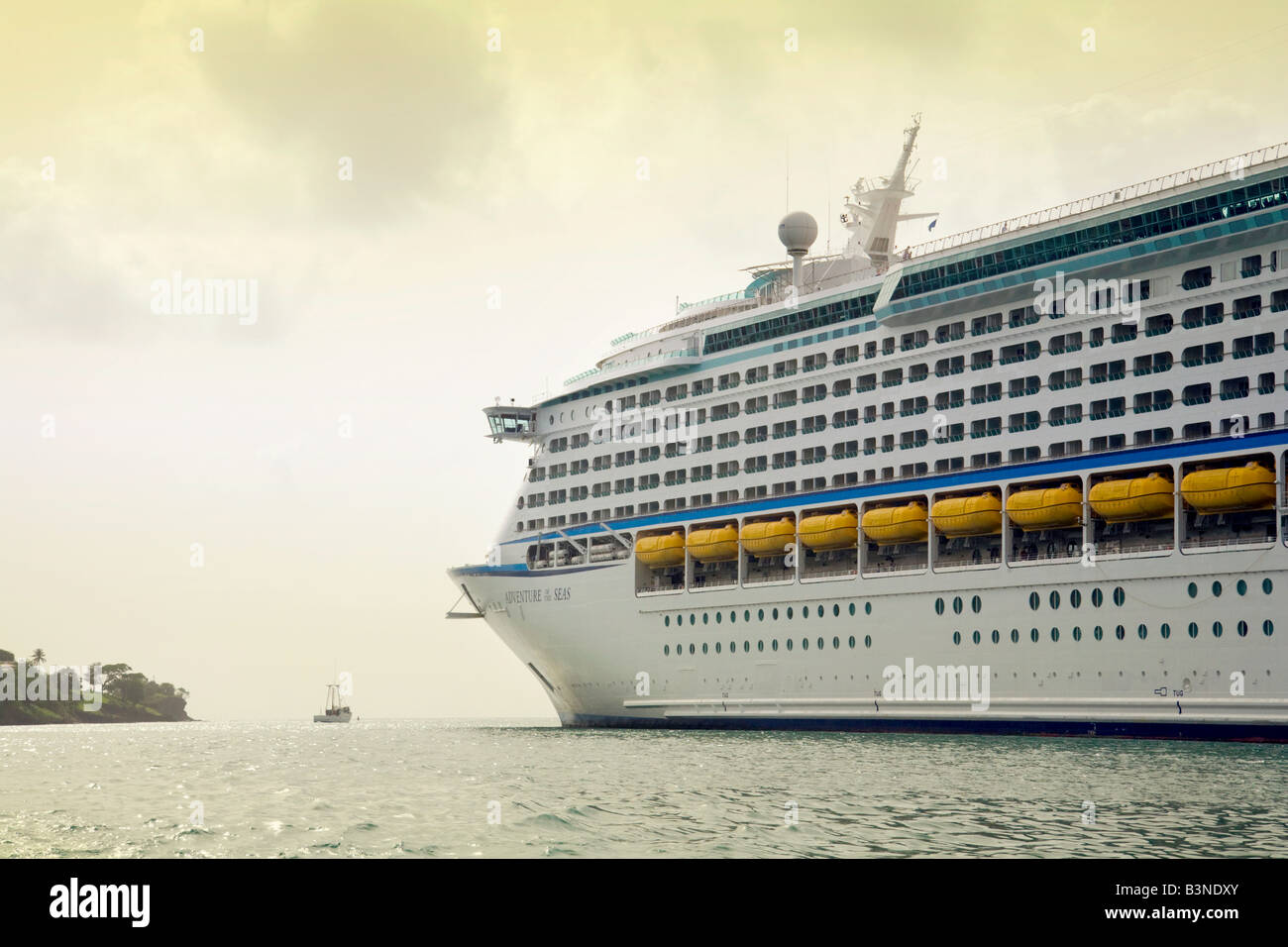 Le navire de croisière "de la mer" se déplace hors du port de Castries, Sainte-Lucie, Caraïbes Banque D'Images
