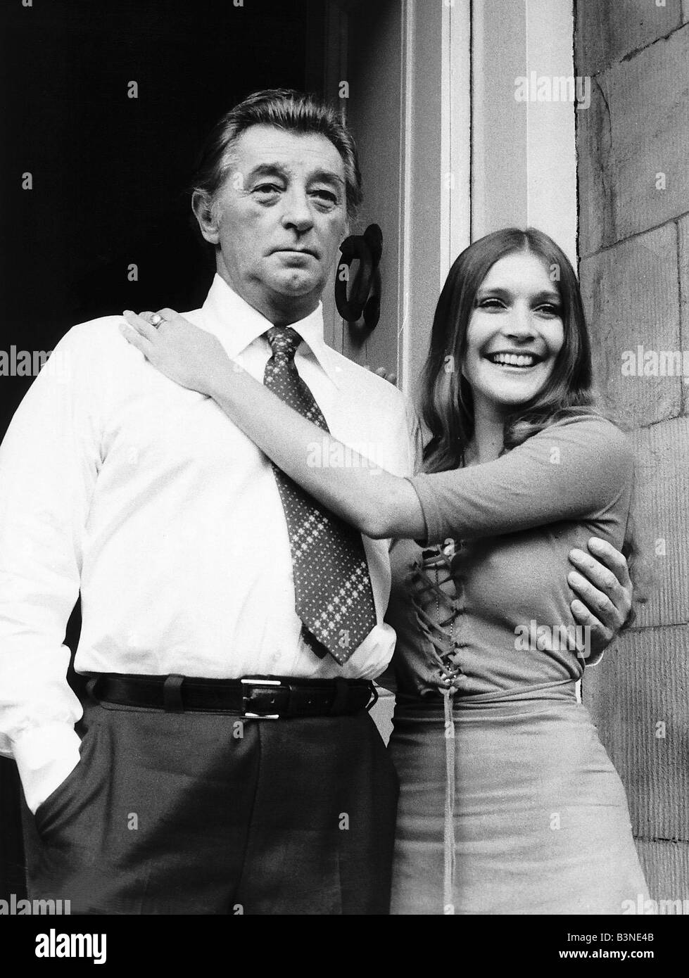 Robert Mitchum acteur et actrice Judy Buxton sur l'ensemble de la re faire du film The Big Sleep Banque D'Images