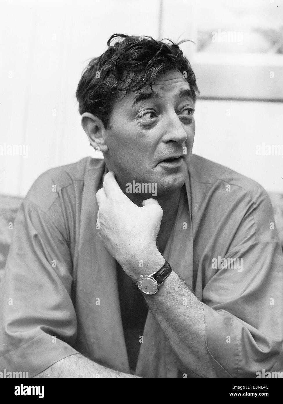 Robert Mitchum Acteur dans sa chambre d'hôtel à Londres, il est à Londres pour préparer son prochain film l'affaire Winston Banque D'Images