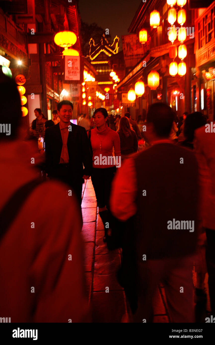 Une rue bondée à Chengdu, Chine dans la nuit Banque D'Images