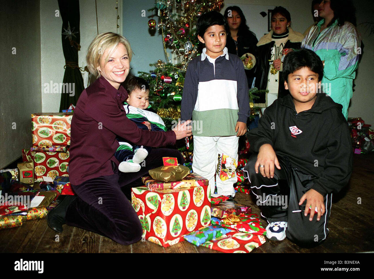 Mariella Frostrup présentatrice TV Critique de films Décembre 1997 Distribution de cadeaux de Noël à la Refugee Council s karibu centre à Londres offert par The Body Shop et d'autres Banque D'Images