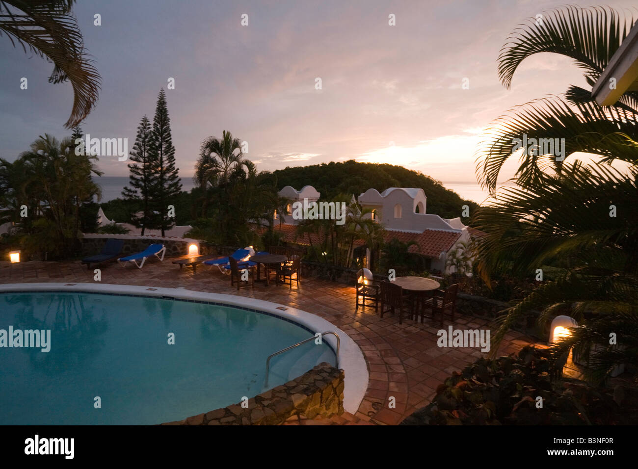 Coucher de soleil sur la piscine, le Windjammer Landing, St Lucia, "West Indies" Banque D'Images