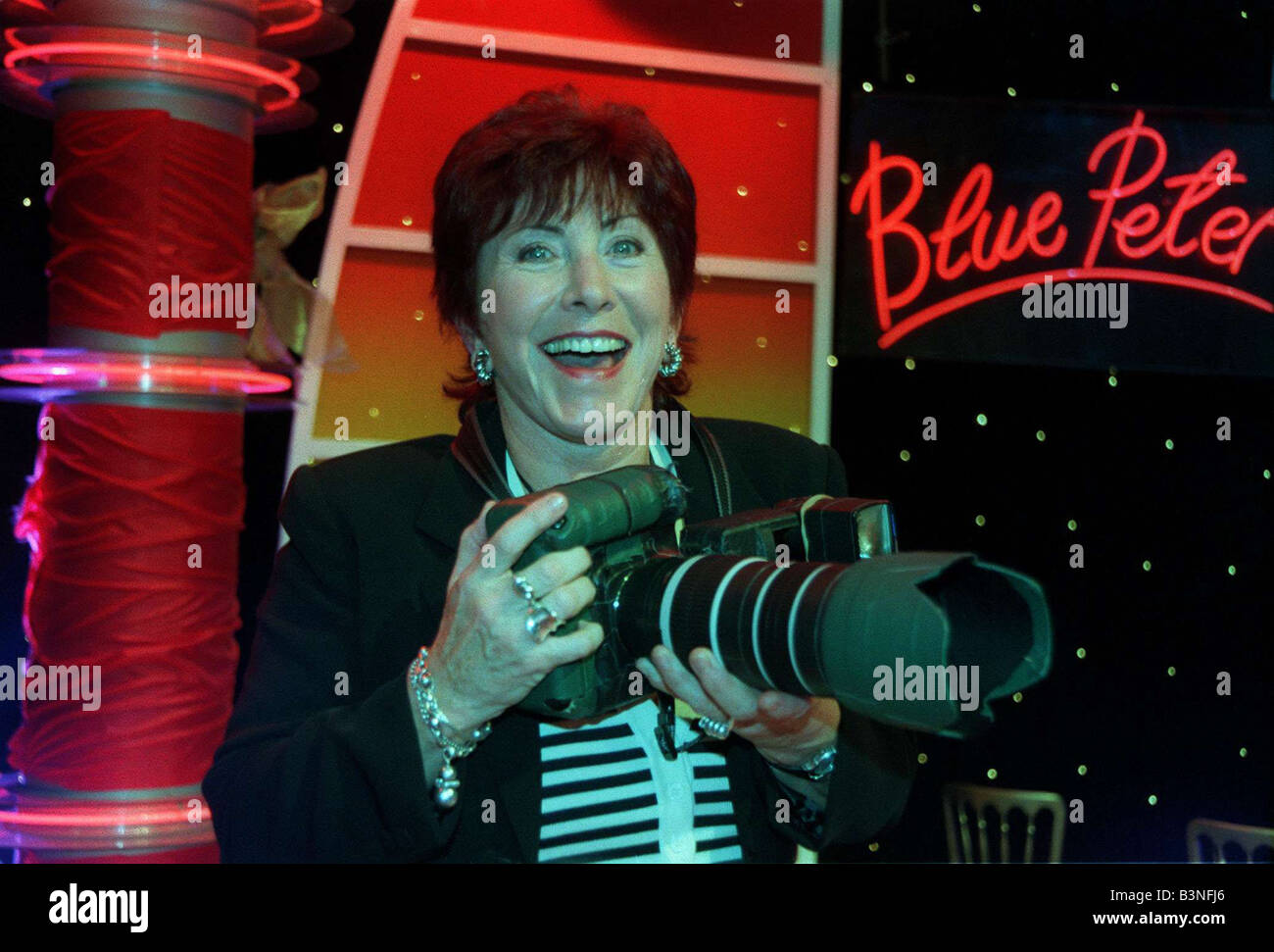 Valerie Singleton Presentatrice Tv Octobre 1998 Ancien Blue Peter Presentateur A Blue Peter Photocall Avec D Autres Ex Blue Peter Presenter S Photo Holding Camera Mirrorpix Photo Stock Alamy