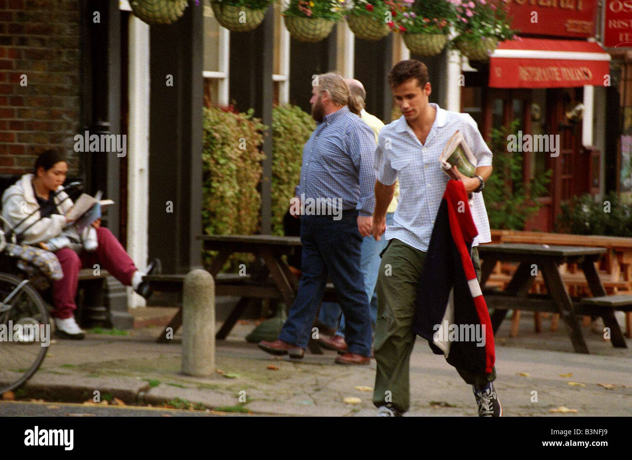 Richard Bacon présentatrice TV Octobre 1998 Ex Blue Peter présentateur qui a été licencié pour le walking down street mirrorpix Banque D'Images