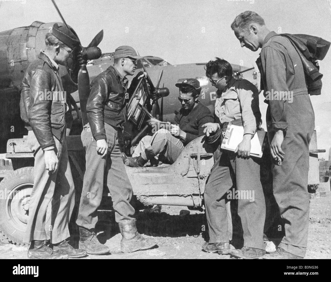 Tunisie - USAAF équipage d'un B-17 sur l'un des aérodromes établi après l'opération Torch en 1942 Banque D'Images