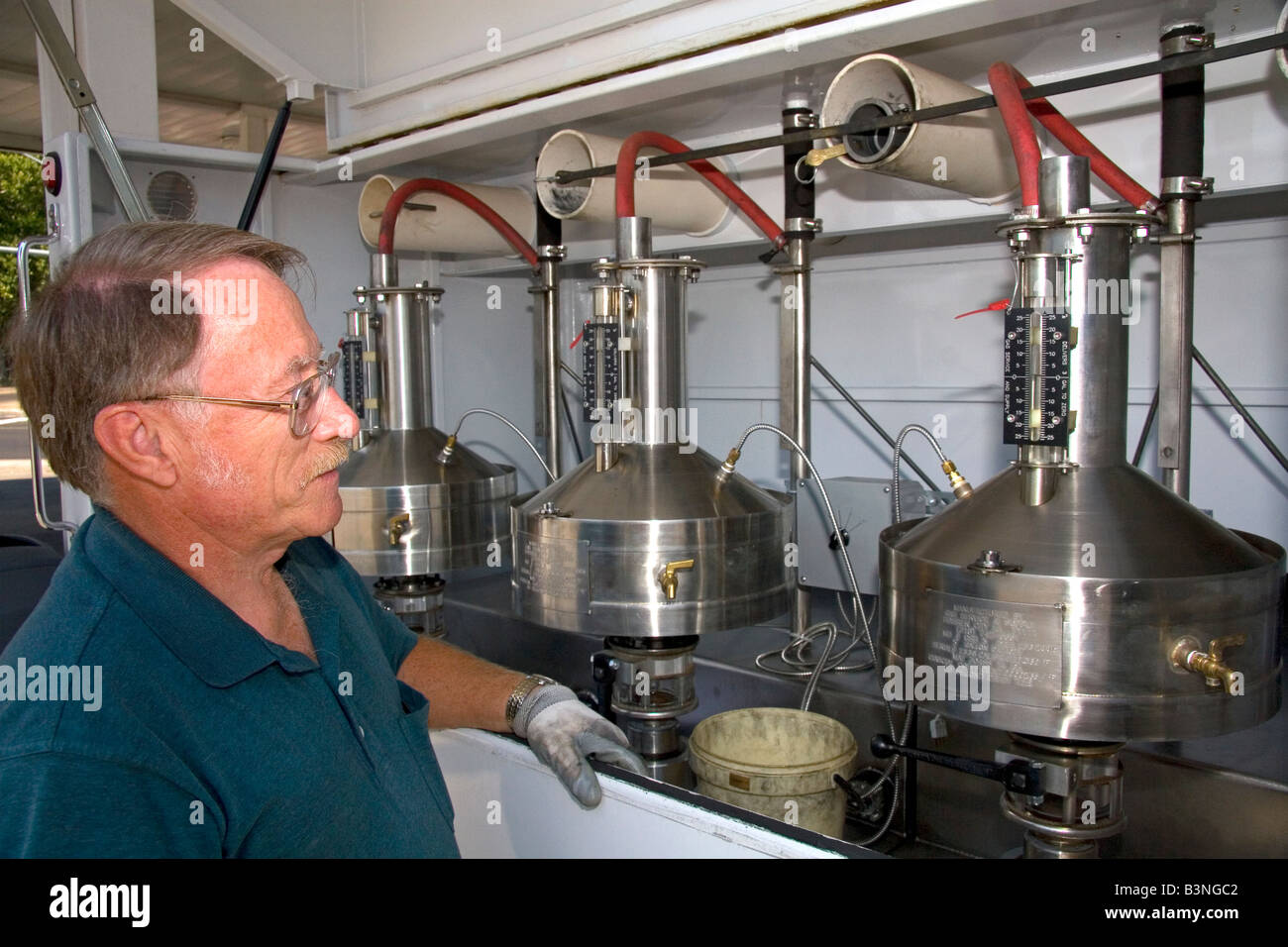 Bureau international des poids et mesures à l'essai d'octane de l'essence de l'inspecteur et l'exactitude des pompes à essence à Boise, Idaho Banque D'Images