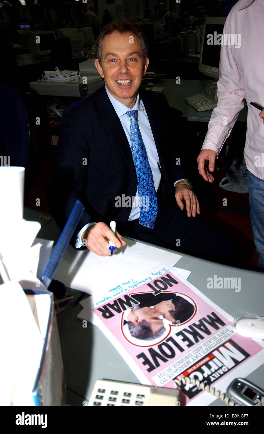 Le premier ministre Tony Blair visite le Daily Mirror AC à Canary Wharf Décembre 2004 Banque D'Images