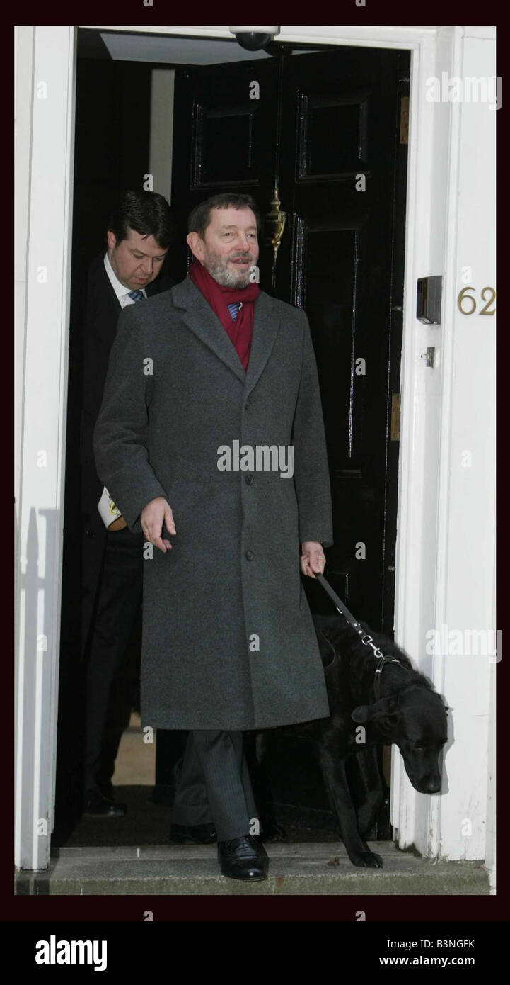 David Blunkett, l'ancien ministre de l'intérieur quitte la maison aujourd'hui à peine quelques heures avant le rapport dans le scandale, c'est visa nanny Dec parution Banque D'Images