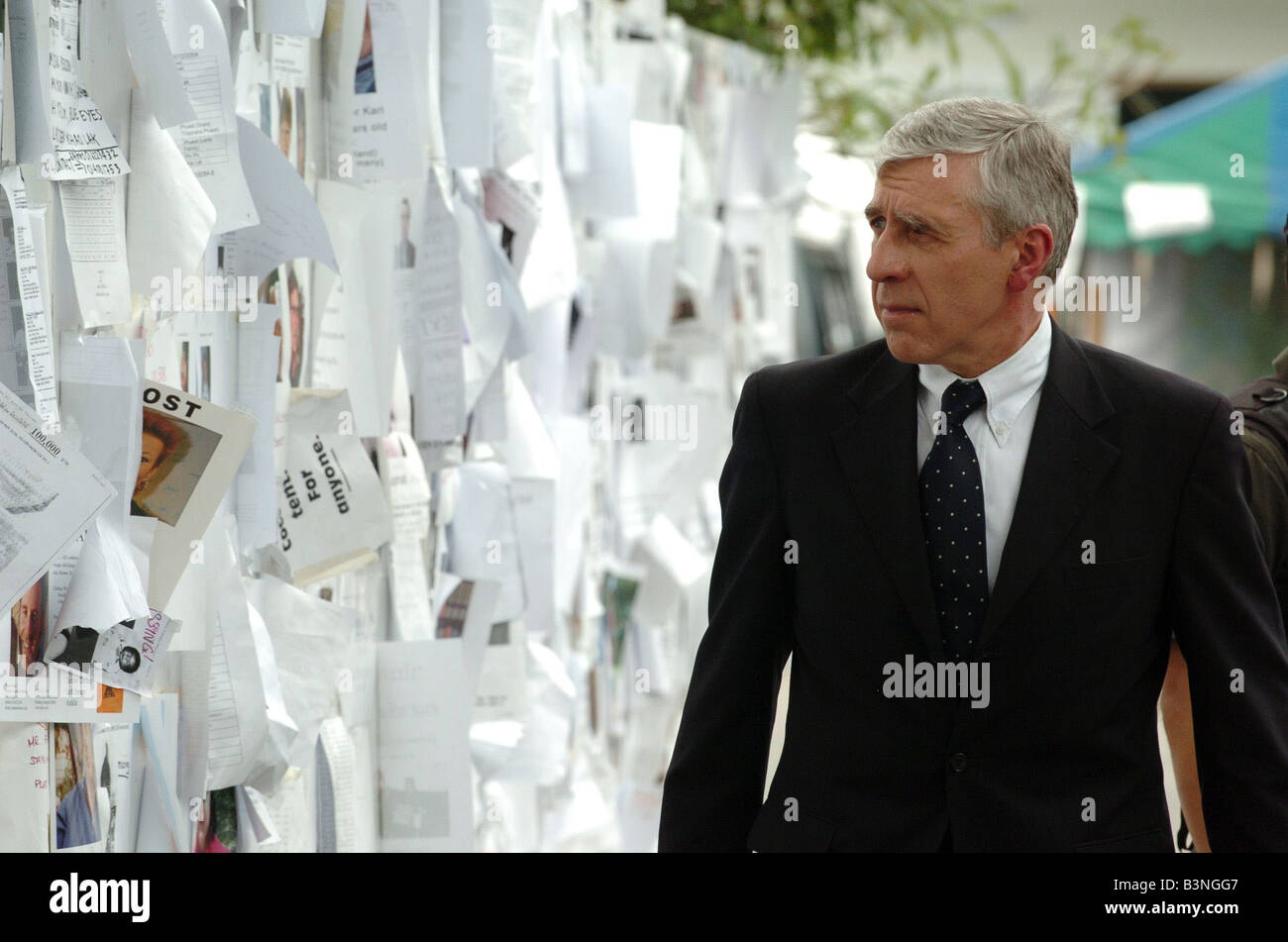 Secrétaire des affaires étrangères Jack Straw examine les opérations de dépollution sur la plage de Patong Phucket Thailande Janvier 2005 Banque D'Images
