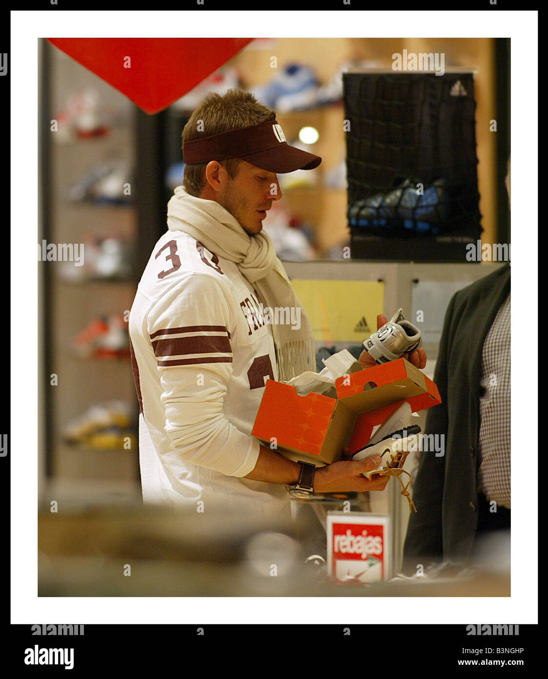 David Beckham à la recherche de Nike formateurs à la vente pour ses fils à El Cort Ingles Madrid magasin Février 2005 Banque D'Images