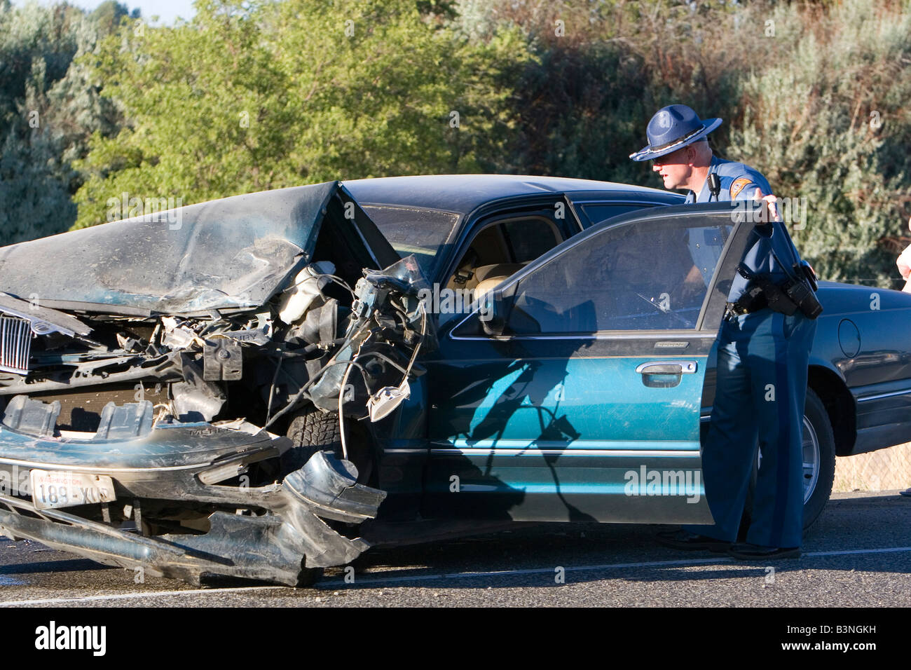 Agent de police sur les lieux d'un accident de voiture à Kennewick Washington Banque D'Images