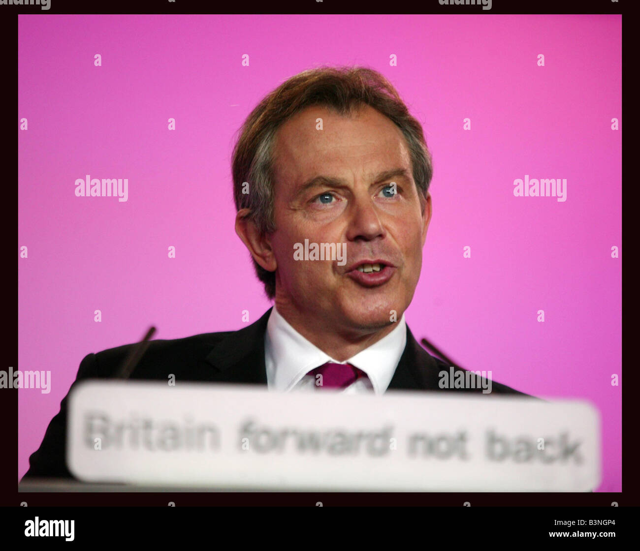 Le Premier ministre britannique Tony Blair a commencé à faire campagne pour un troisième mandat aujourd'hui l'accent sur ses huit années au pouvoir, tandis que l'opposition conservateur a remis en question la capacité des électeurs à faire confiance à la parole du gouvernement au Parlement pour la dernière fois avant les électeurs vont se rendre aux urnes le 5 mai Blair a déclaré que le gouvernement travailliste a eu lieu vers le bas taux d'intérêt et le chômage chef conservateur Michael Howard a déclaré que Blair a brisé sa promesse de garder un couvercle sur les impôts demandent pourquoi les gens doivent-ils croire jamais les revoir Blair et Brown puis a assisté à une conférence de presse à Londres Avril 2005 Banque D'Images
