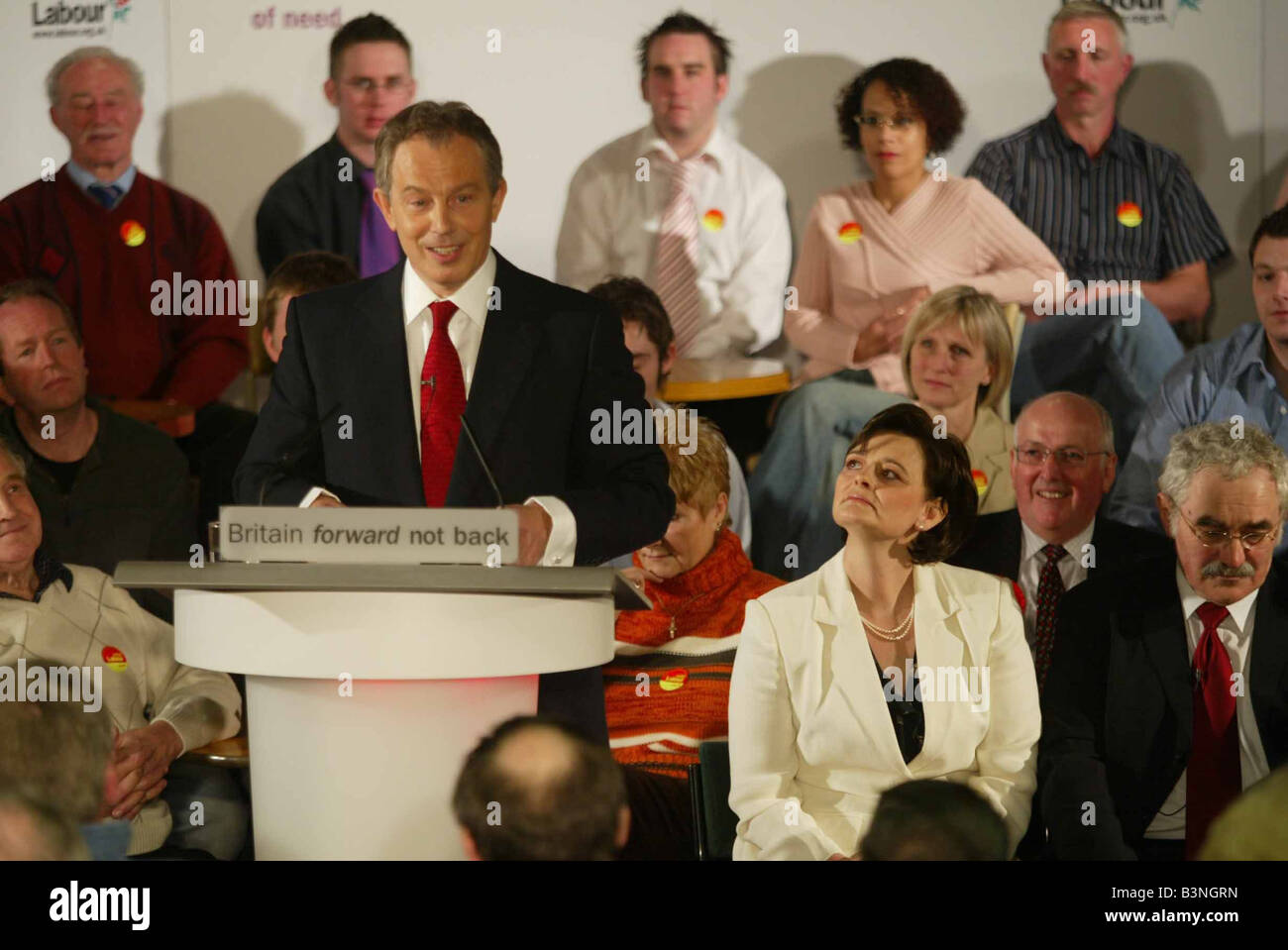 Tony Blair, Premier Ministre de participer à une réunion d'adoption de l'Sedgfield Parti du Travail de l'élire comme candidat pour le parti du travail pour l'élection qui aura lieu en mai son épouse Cherie Blair regarde comme il traite son public Avril 2005 Banque D'Images