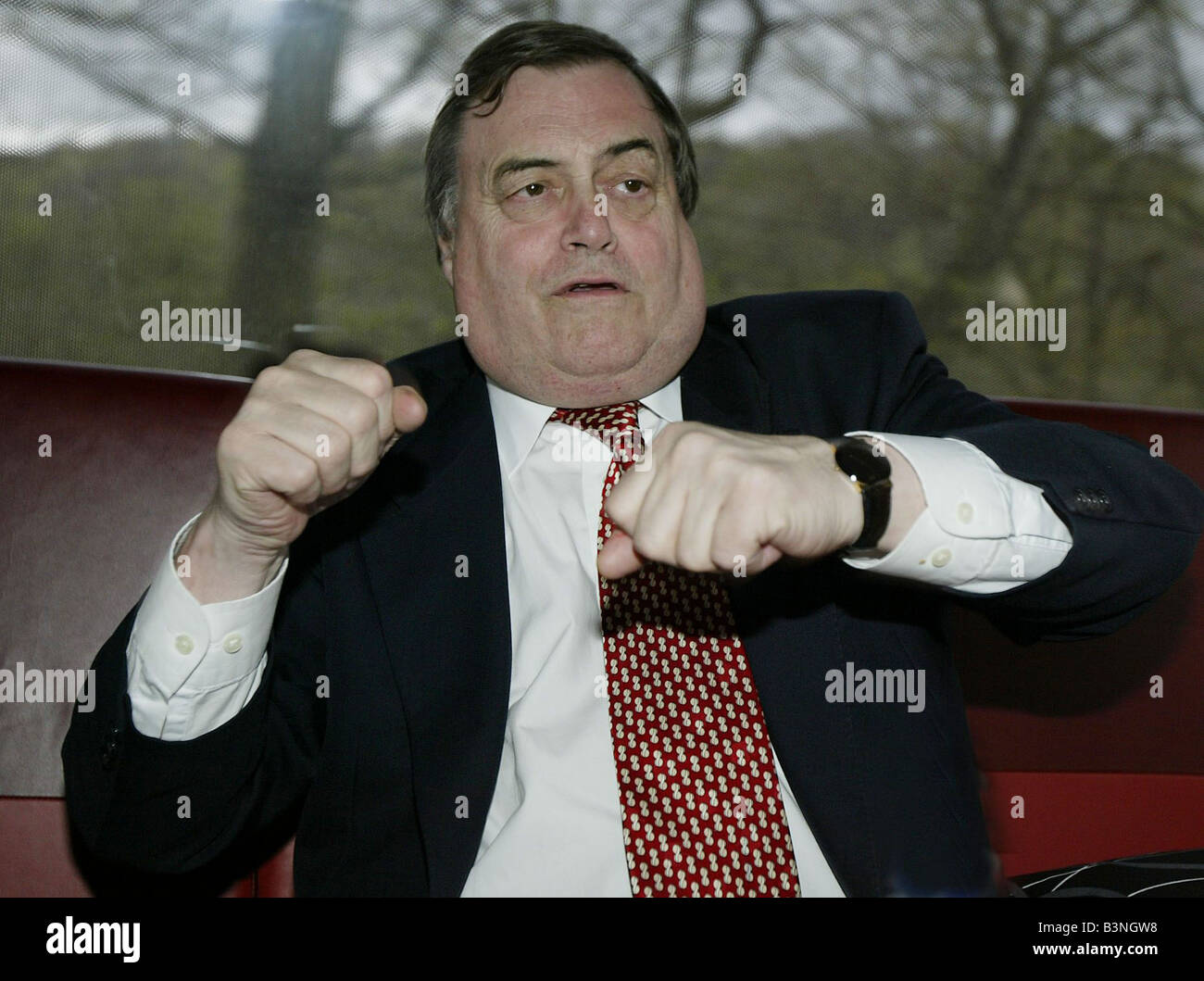 John Prescott punchy à bord de son bus Express Prescott la bataille parle exclusivement à Claire Raymond du Daily Mirror Mai 2005 Banque D'Images