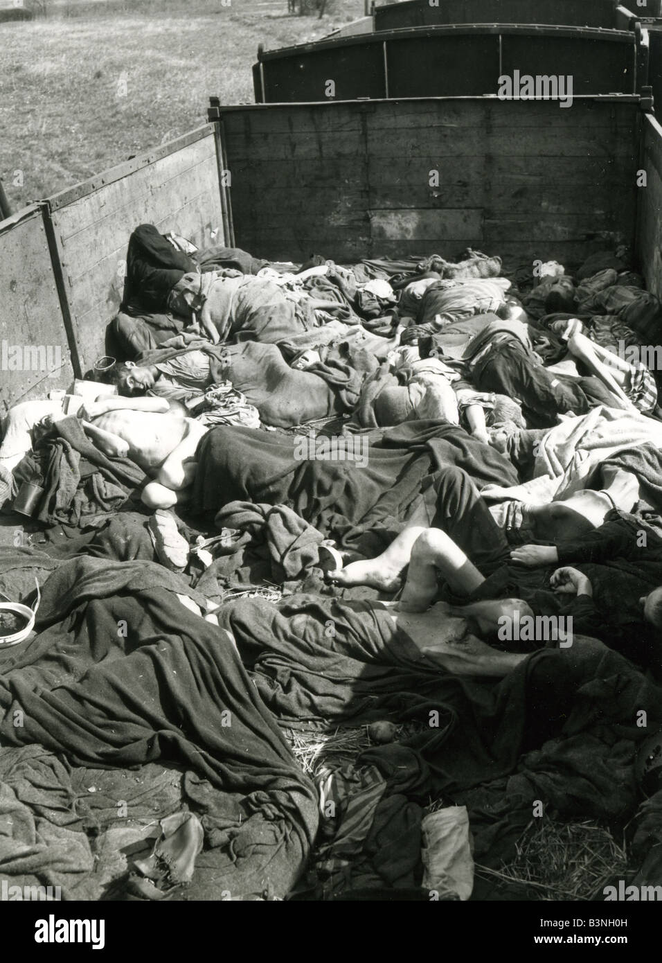 CAMP DE CONCENTRATION DE BUCHENWALD railtruck plein de prisonniers morts trouvés après la libération du camp par l'armée américaine en avril 1945 Banque D'Images
