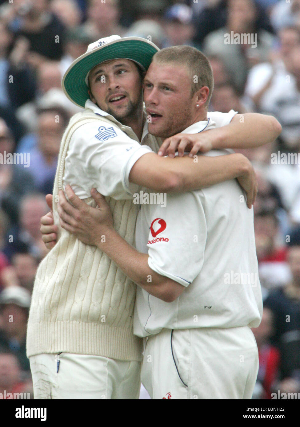 Andrew Flintoff célèbre Adam Gilchrist s wicket au cours de l'Angleterre v Australie 5e et dernier test-match de cricket à l'ovale dans le sud de Londres, septembre 2005 Banque D'Images
