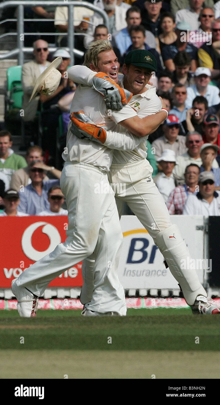 Adam Gilchrist célèbre Michael Vaughan wicket avec Shane Warne au cours de l'Angleterre v Australie 5e et dernier test-match de cricket à l'ovale dans le sud de Londres, septembre 2005 Banque D'Images