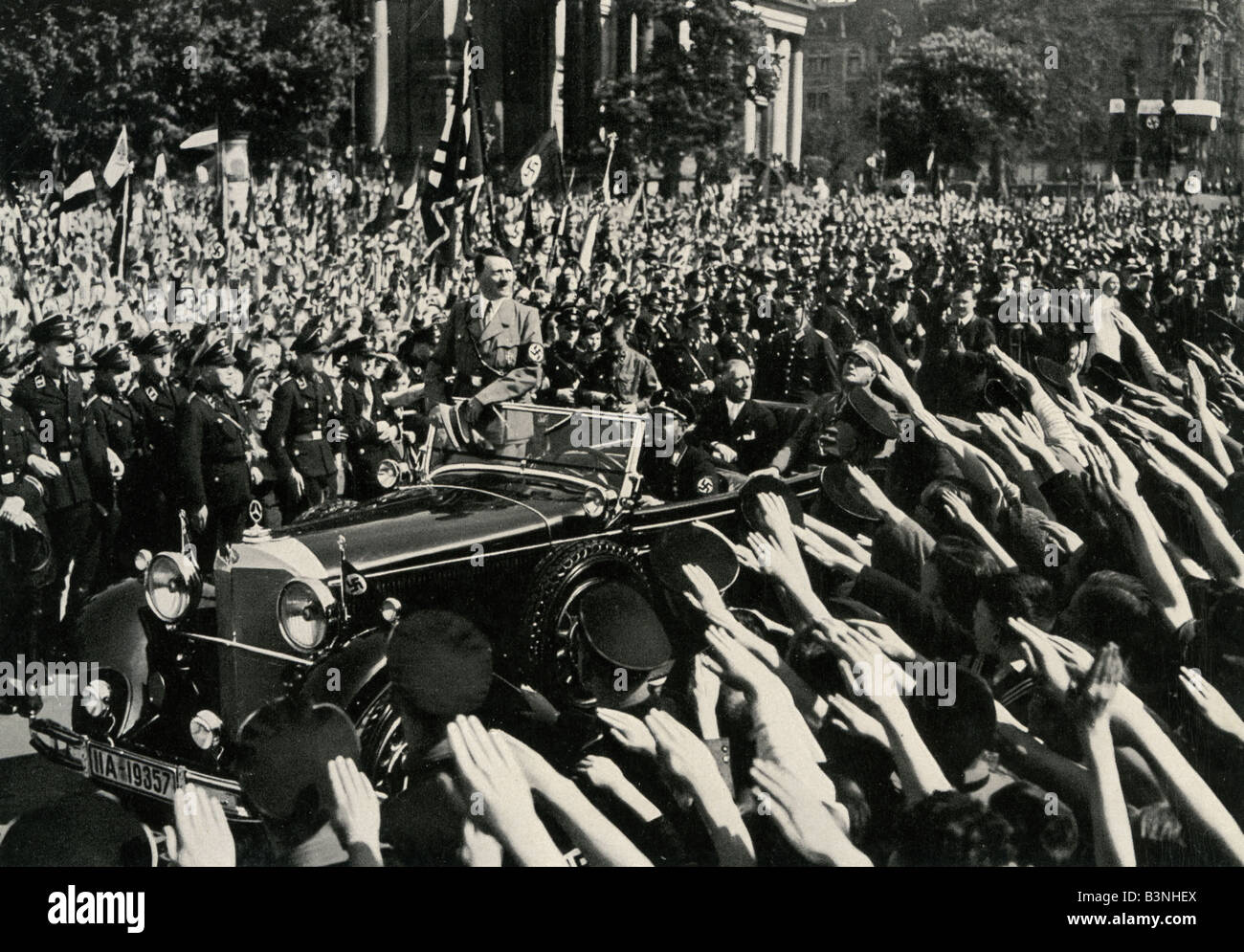 ADOLF HITLER lors d'un rassemblement près de la porte de Brandebourg à Berlin en fin des années 1930 Banque D'Images