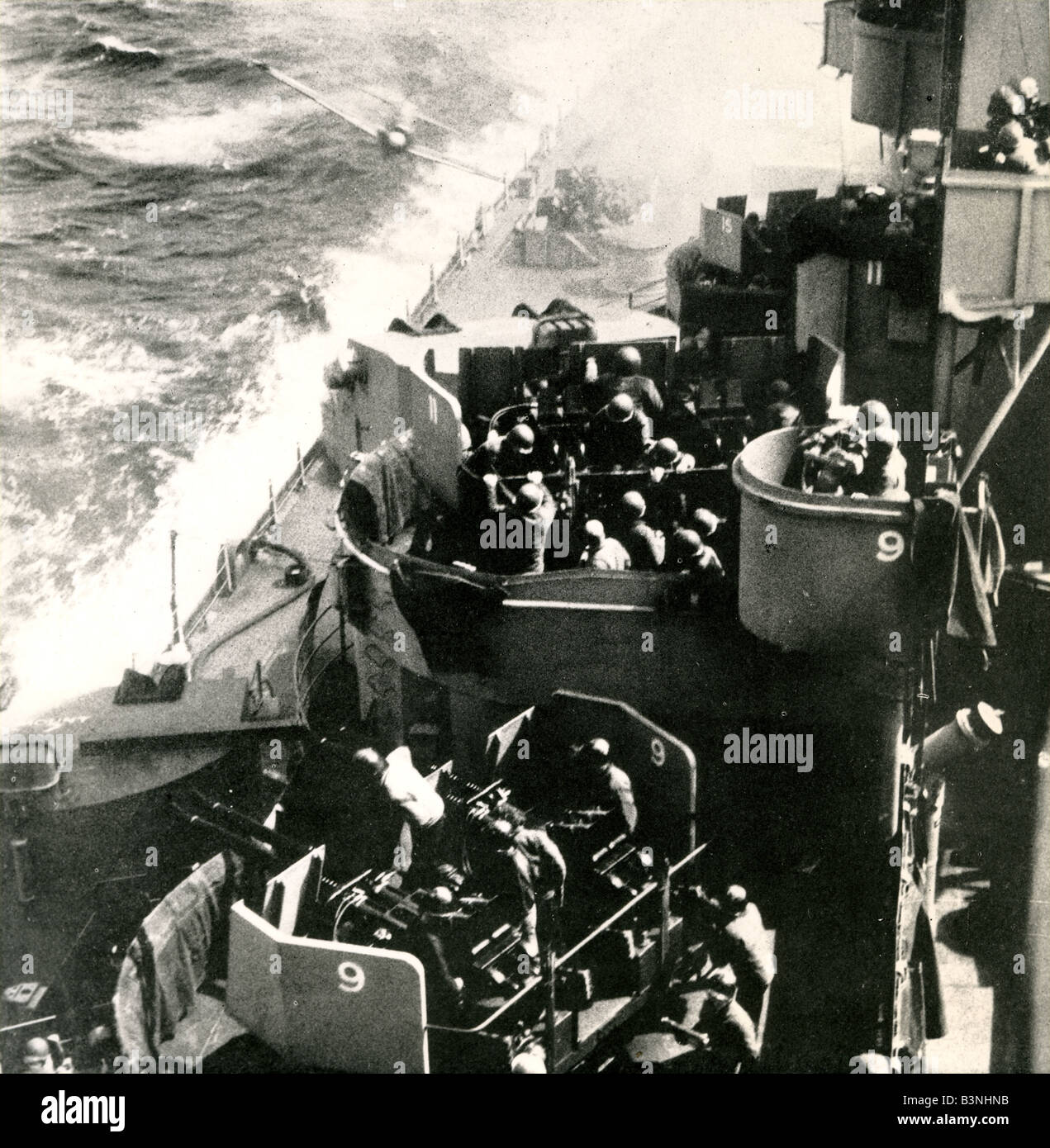 Les kamikazes japonais attaque sur le cuirassé USS Missouri durant la bataille d'Okinawa en avril 1945 Banque D'Images