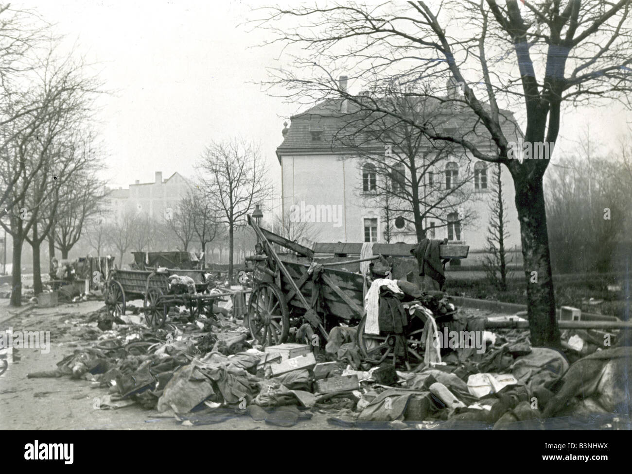 INVASION DE LA NORMANDIE - des chevaux morts et du matériel allemand jonchent une route à l'extérieur de Caen Banque D'Images