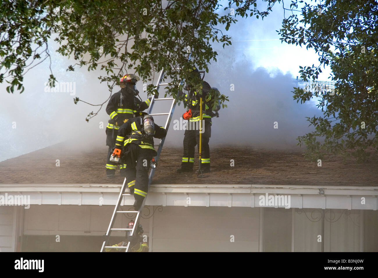Pompiers lutter contre l'incendie d'une maison sur le toit à Boise, Idaho Banque D'Images