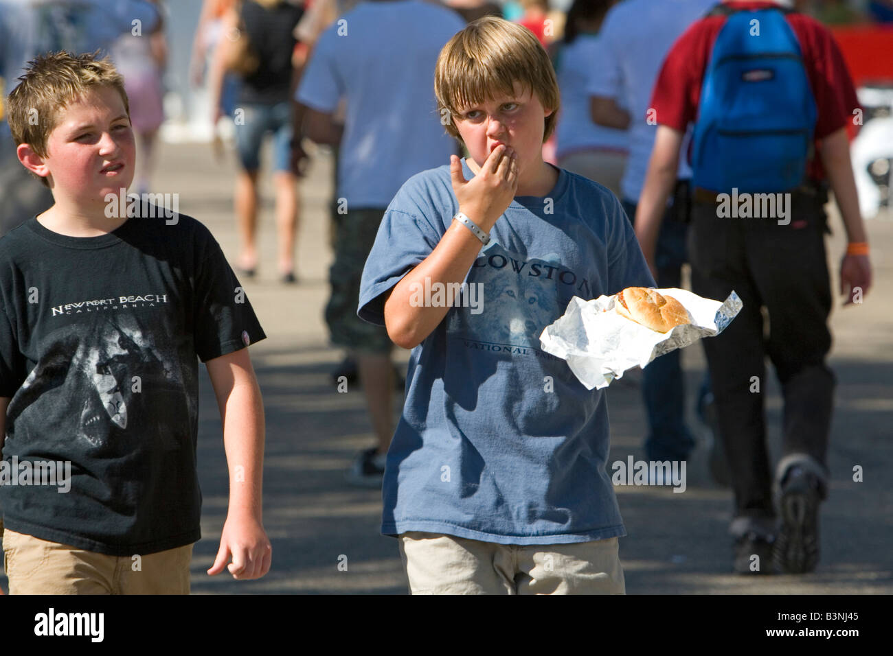 Boy eating juste la nourriture à l'ouest de l'Idaho à Boise IDAHO juste Banque D'Images