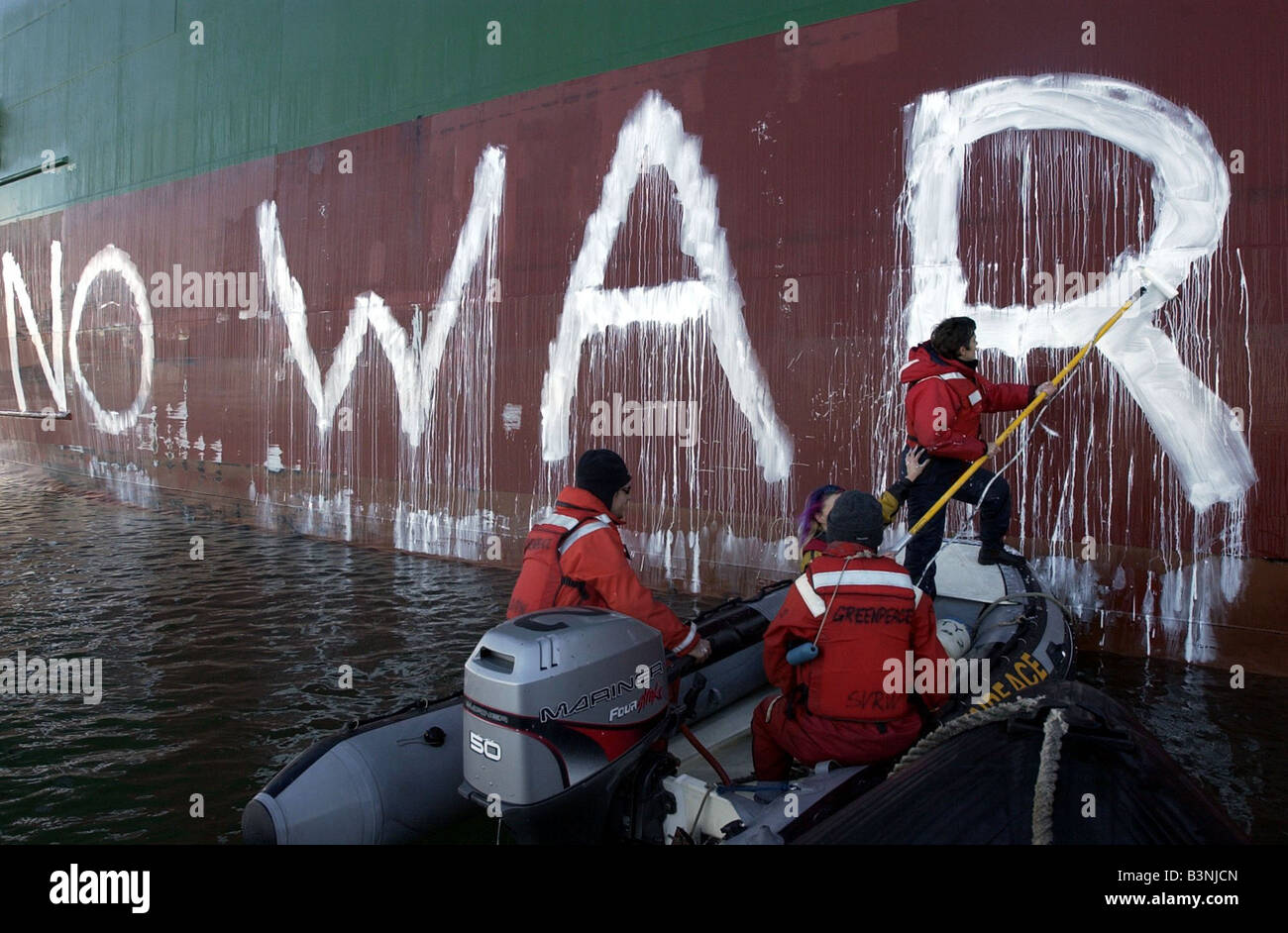 Les manifestants de Greenpeace sur la guerre aucune peinture Magdalena vert dans les eaux de Southampton Janvier 2003 Banque D'Images