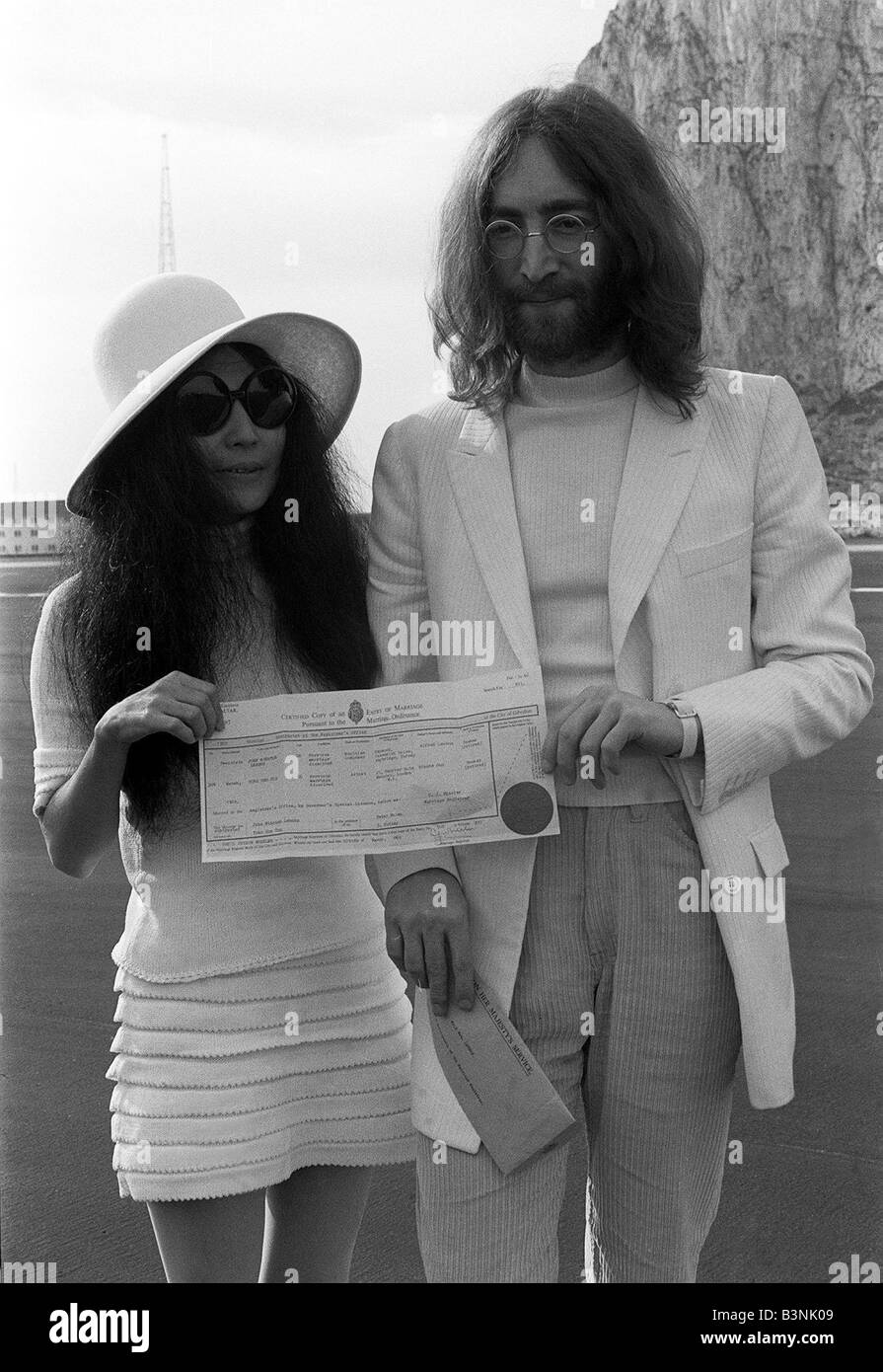Le chanteur des Beatles John Lennon et sa nouvelle épouse Yoko Ono holding leur certificat de mariage après leur mariage se marie avec Yoko Ono Banque D'Images