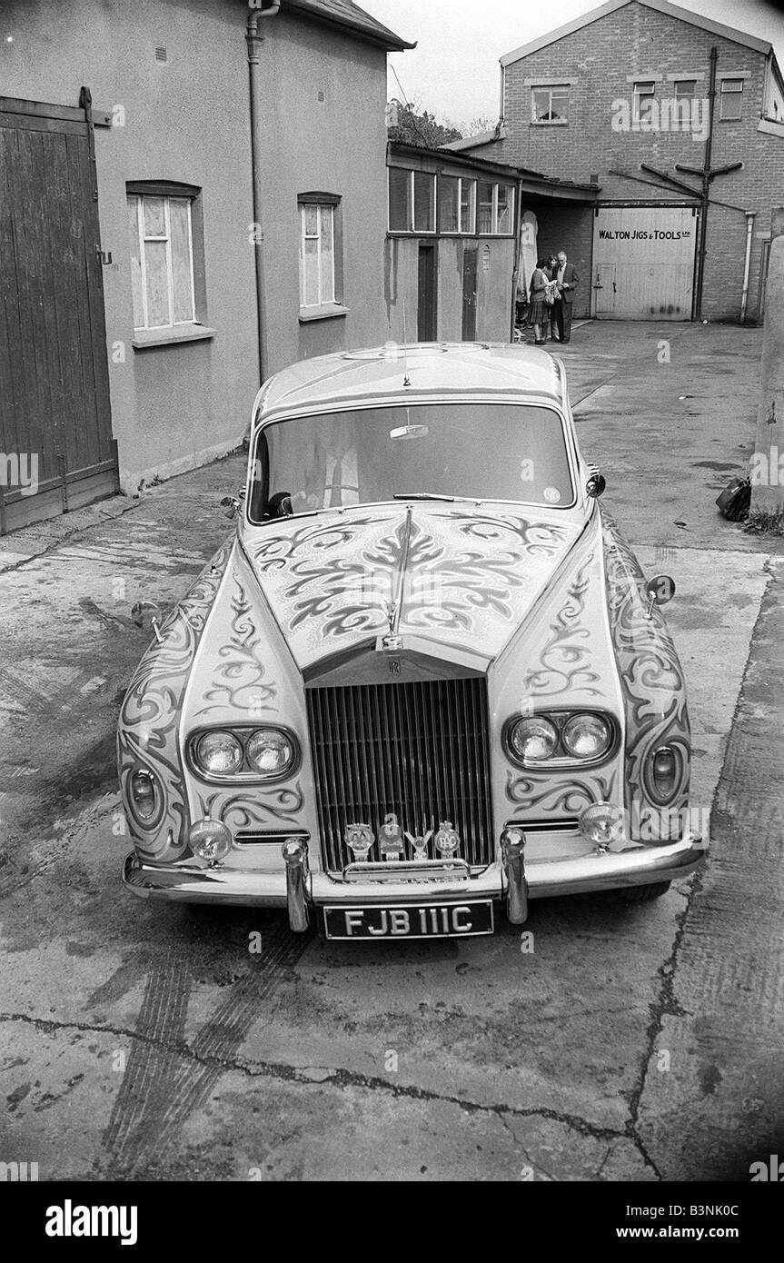 La Rolls Royce appartenant au chanteur des Beatles John Lennon quitte la voiture paint shop décorées en style psychadelic Mai 1967 Banque D'Images