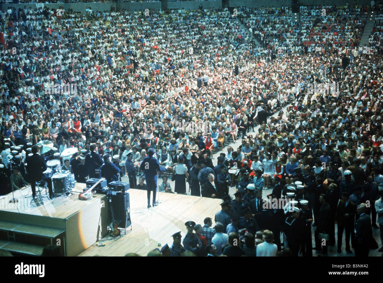 Les Beatles jouer à une foule immense aux NME Pop Festival Avril 1964 Banque D'Images