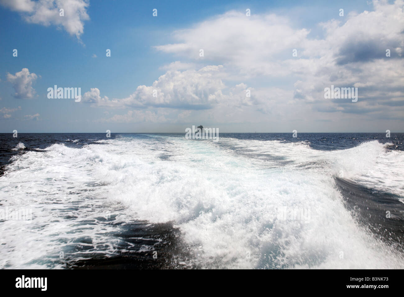 Italie, Sicile, province de Messine, Îles Éoliennes, Lipari, Mer Tyrrhénienne, Mer Méditerranée, excursion bateau sur la mer, l'eau, vagues, service de prolongement dégagé, Banque D'Images