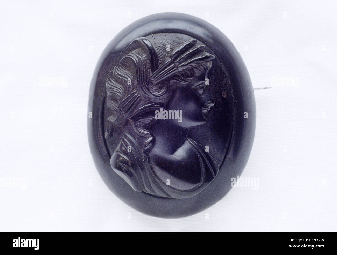 Broche décorative sculptée Jet Whitby lignite noir Yorkshire Angleterre Royaume-uni lady profil broches Banque D'Images