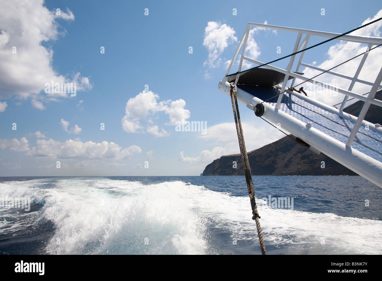 Italie, Sicile, province de Messine, Îles Éoliennes, Lipari, Mer Tyrrhénienne, Mer Méditerranée, excursion bateau sur la mer, l'arrière, passerelle, de l'eau, vagues, service de prolongement dégagé, Banque D'Images