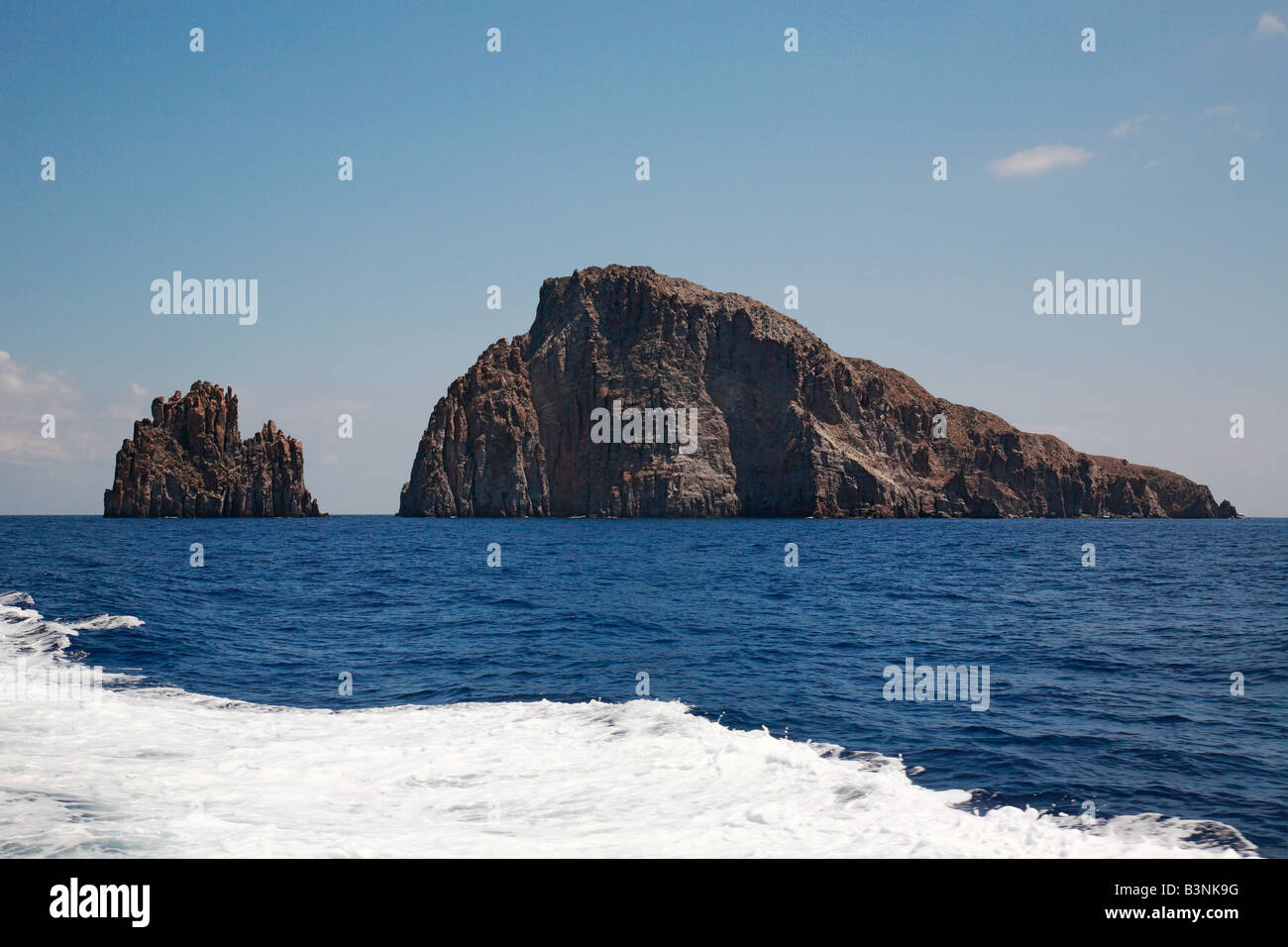 Von Felsenklippen Tyrrhenischen Meer im Basiluzzo, Aeolische Liparische Inseln, 151, Mittelmeer, Italien Banque D'Images