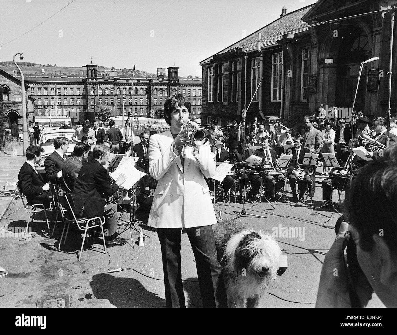 Fichiers 1968 Beatles Paul McCartney joue trompette jouant avec Black Dyke mills brass band accompagné par Martha Old English sheepdog Saltaire en juin 1968 Banque D'Images