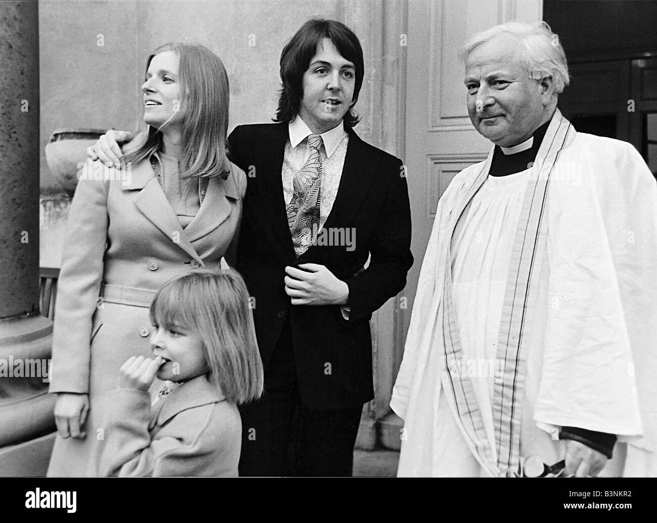 1969 Beatles Paul McCartney se marie avec Linda Eastman à l'église avec sa  fille Heather et le révérend Noel Perry Gore Mars 1969 Photo Stock - Alamy