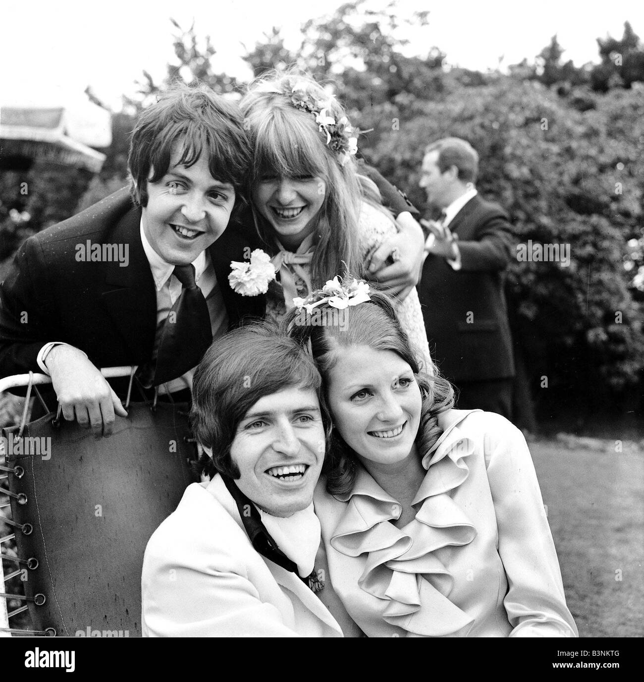 Fichiers 1968 Beatles Paul McCartney avec ma copine Jane Asher assiste à ses frères Mike mariage à Angela Fishwick tenue en juin 1968 au nord du Pays de Galles Carrog Banque D'Images