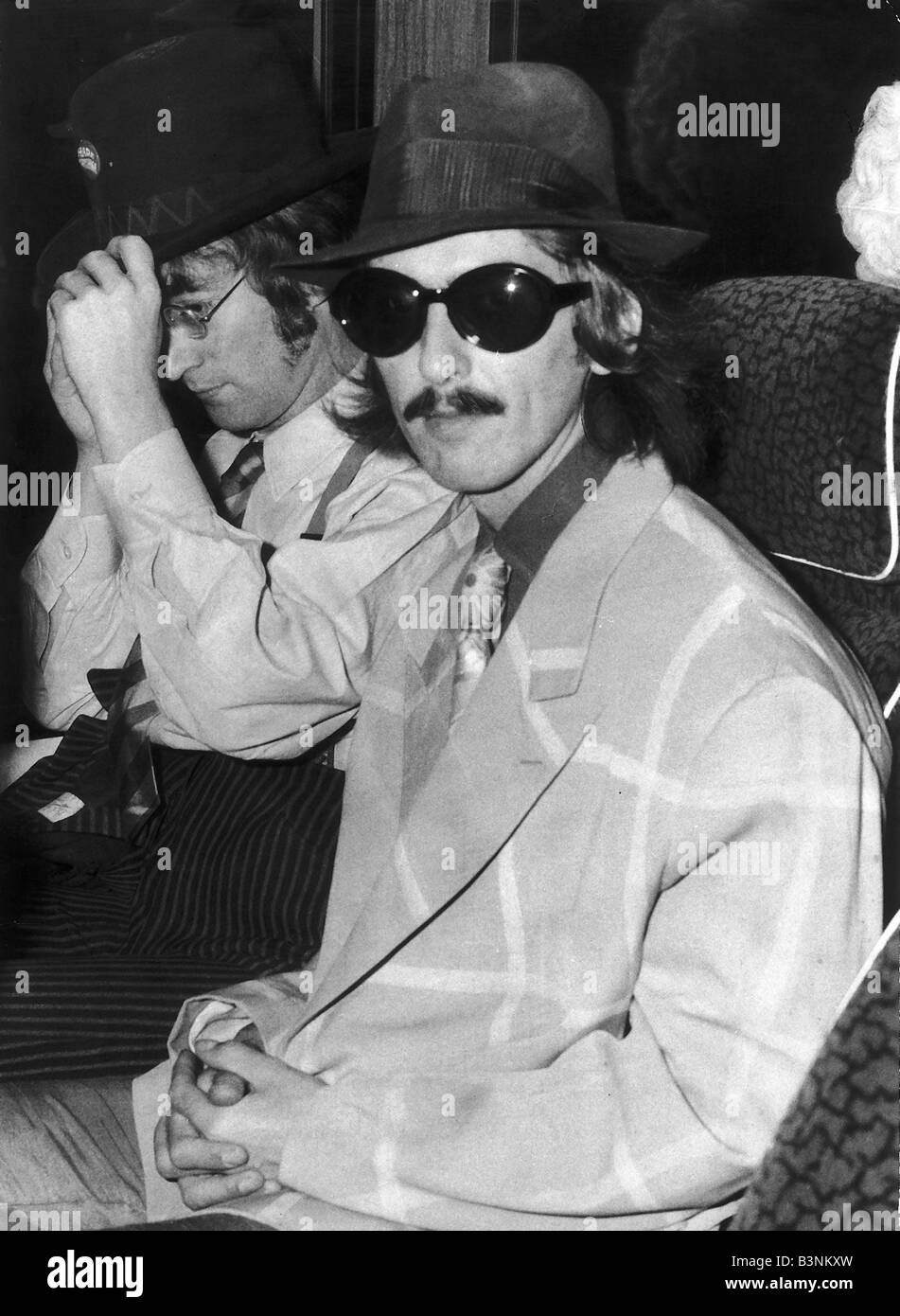George Harrison chanteur avec le groupe pop Beatles portant chapeau et des  lunettes de soleil sur le tour bus Septembre 1967 Photo Stock - Alamy