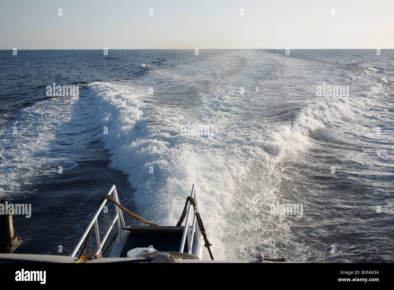 Italie, Sicile, province de Messine, Îles Éoliennes, Lipari, Mer Tyrrhénienne, Mer Méditerranée, excursion bateau sur la mer, l'arrière, passerelle, de l'eau, vagues, service de prolongement dégagé, Banque D'Images