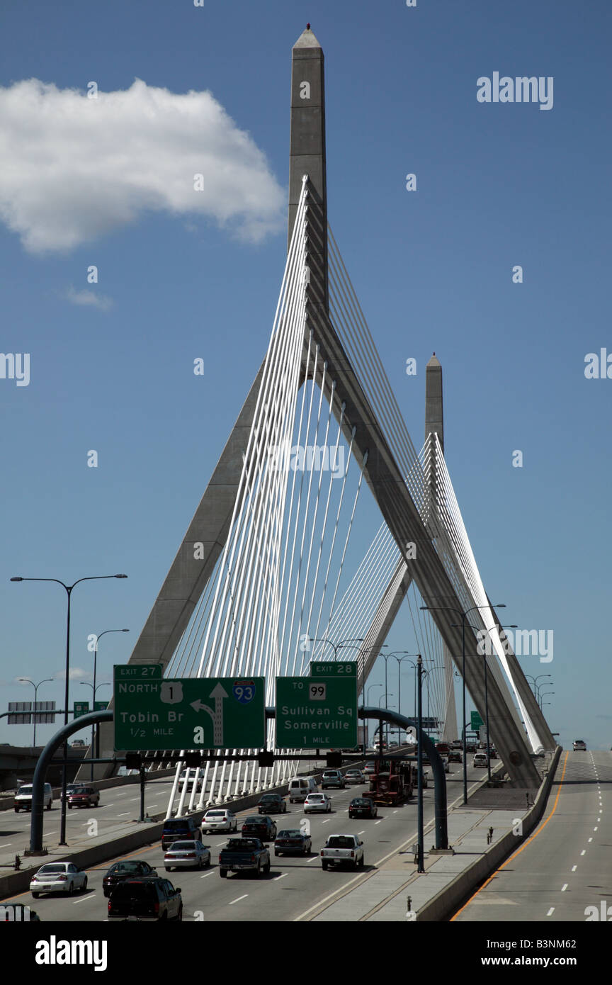 Shot de la Leonard P. Zakim Bunker Hill Memorial Bridge, Boston, Massachusetts, USA Banque D'Images