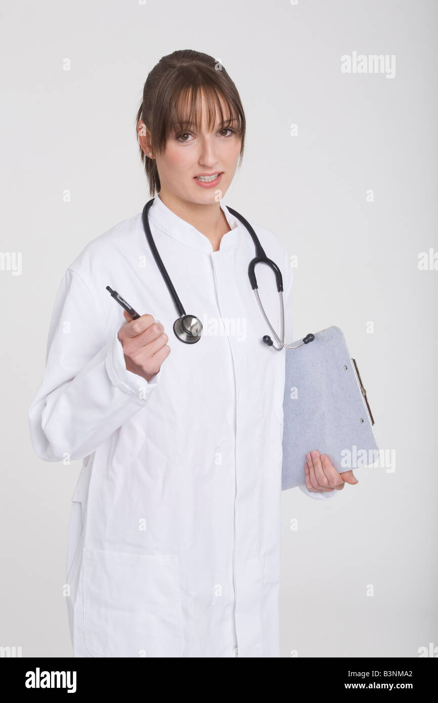 Jeune femme avec stéthoscope et dipboard Banque D'Images