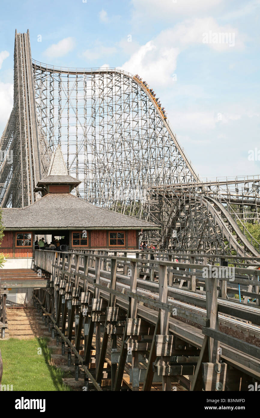 Montagnes russes en bois à Heide Park Soltau Allemagne fait Holz Achterbahn der Welt Heide Park Soltau Banque D'Images