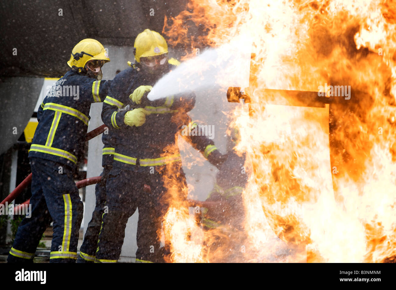 Les pompiers lutter contre un incendie sur la plate-forme de formation à l'Aéroport Robin Hood Doncaster Sheffield, Royaume-Uni Banque D'Images
