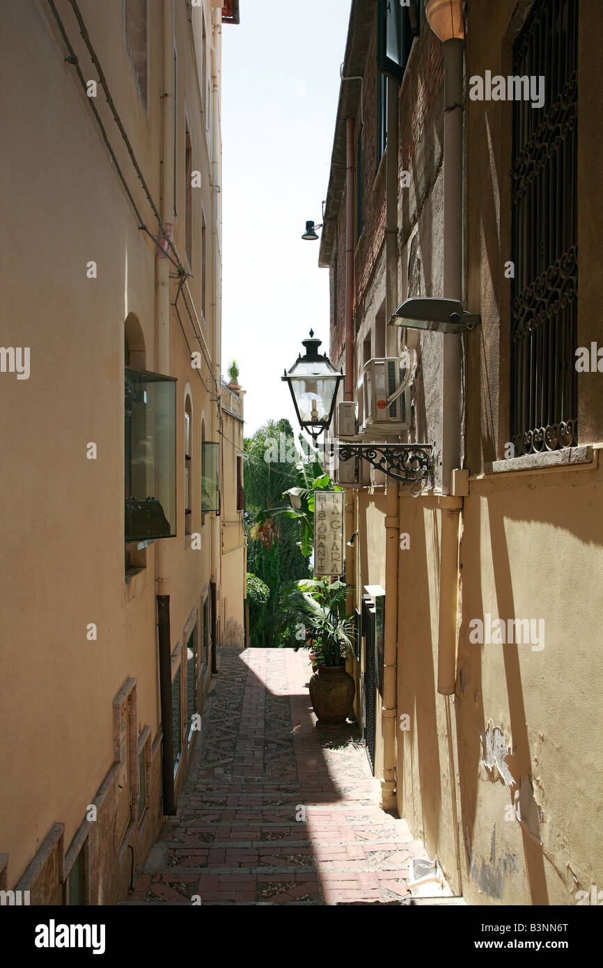 Treppe in einer engen Gasse in der Altstadt von Taormina, Sicile, Italie Banque D'Images