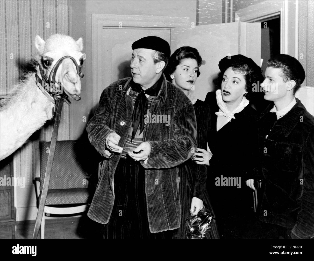 Le LYON À PARIS 1955 Hammer film avec les membres de la famille de gauche Ben Lyons, Barbara,Bebe et Richard Banque D'Images