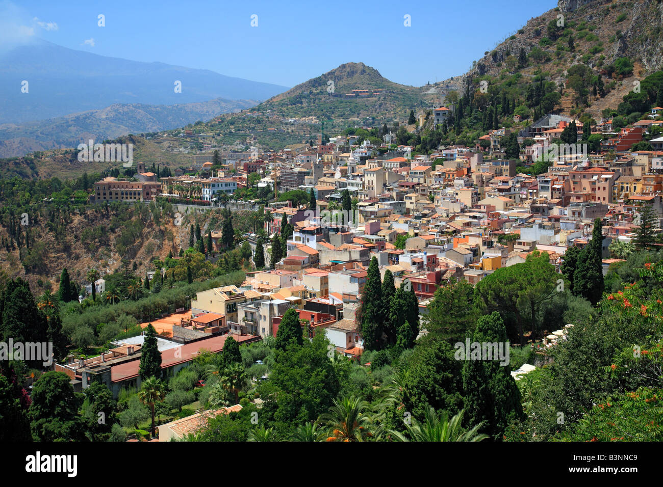 Panoramablick ueber die Stadt Taormina zum Vulkan Aetna, sicilia, Italie Banque D'Images