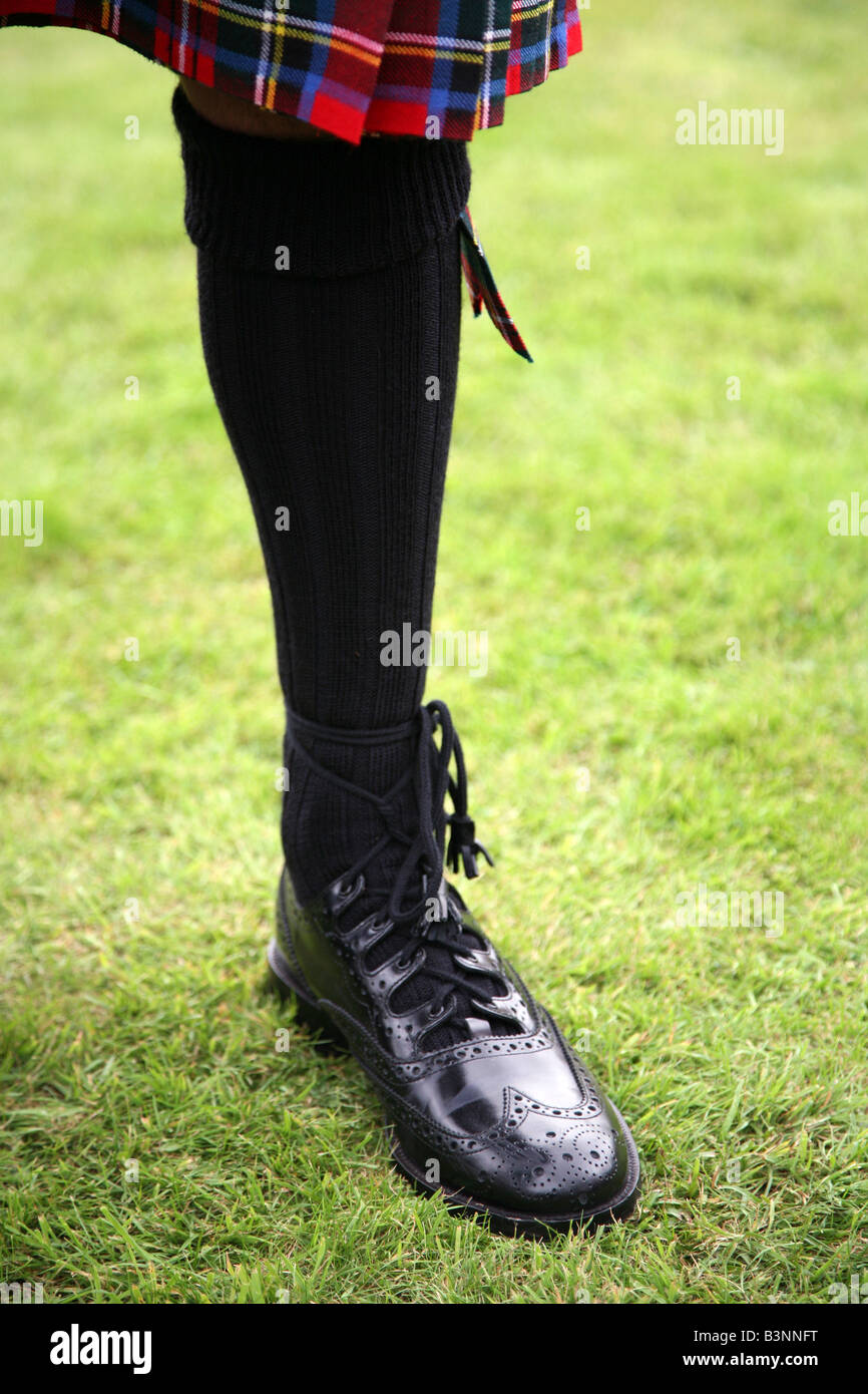 Chaussures écossais traditionnel appelé Ghillie brogues portées par un homme portant un kilt en tartan Banque D'Images